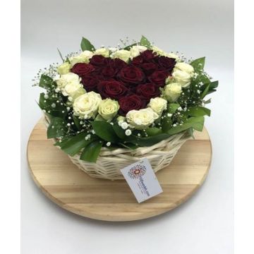 الورود الحمراء على شكل قلب في سلة